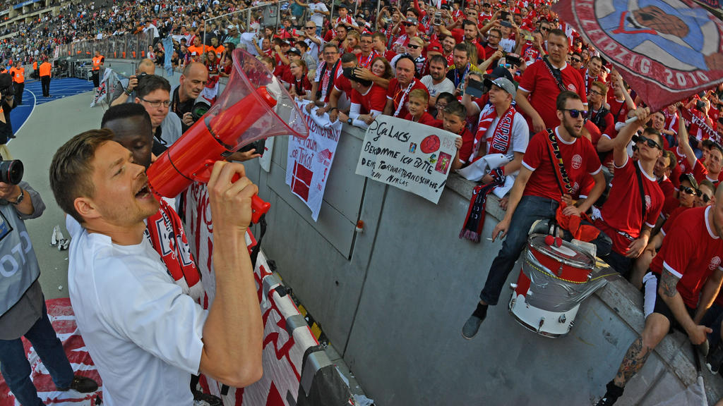 Leipziger Fans feiern Dominik Kaiser