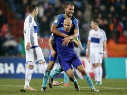 Arjen Robben (r.) maakt zijn terugkeer bij Oranje en is meteen belangrijk. De aanvoerder zet het Nederlands elftal op een 0-1 voorsprong tegen Luxemburg. (13-11-2016)