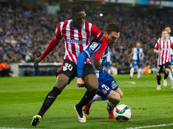 Iñaki Williams (l.) van Athletic Bilbao is verwikkeld in een strijd om de bal (04-03-2016).