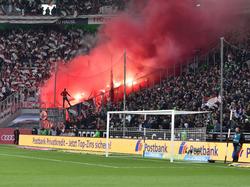 Die Kölner Fans zündeten im Borussia-Park Pyrotechnik