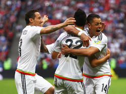 Los jugadores de México celebran uno de los goles a Rusia. (Foto: Getty)
