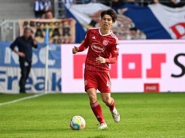 Japans Ao Tanaka im Trikot des Zweitligisten Fortuna Düsseldorf