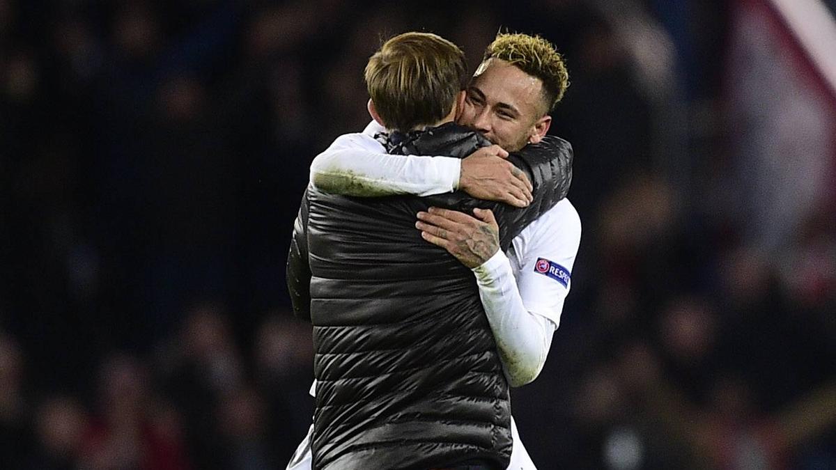 Thomas Tuchel bejubelte mit Neymar den Sieg im Ligapokal (Symbolbild) Thomas Tuchel bejubelte mit Neymar den Sieg im Ligapokal (Symbolbild)