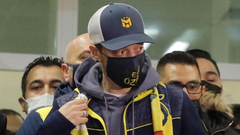 Mesut Özil hat bei Fenerbahce unterschrieben Mesut Özil hat bei Fenerbahce unterschrieben