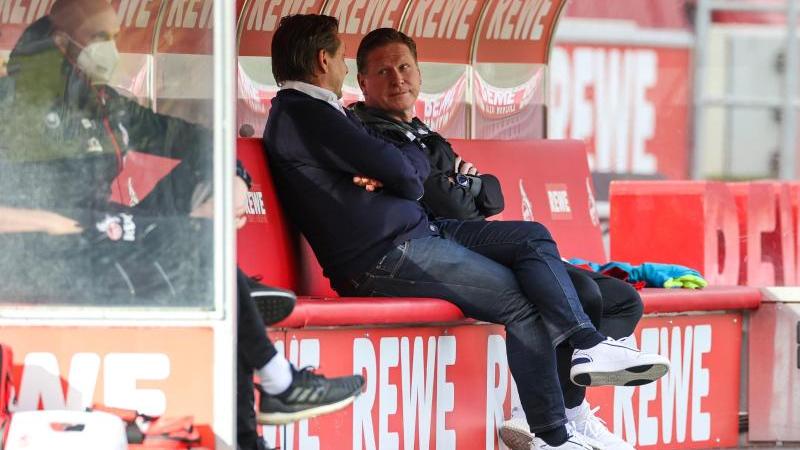 Kölns Sportchef Horst Heldt (l.) stellt Trainer Markus Gisdol nicht infrage
