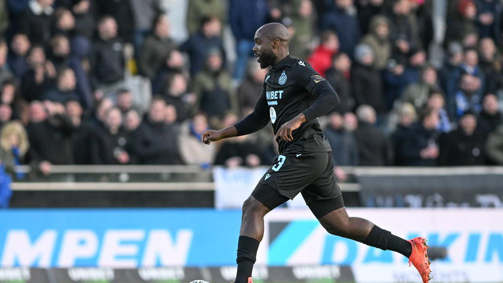 Fortan in Königsblau am Ball: Éder Balanta Fortan in Königsblau am Ball: Éder Balanta