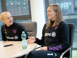 Pernille Harder (l.) und Magdalena Eriksson vom FC Bayern beim Interview