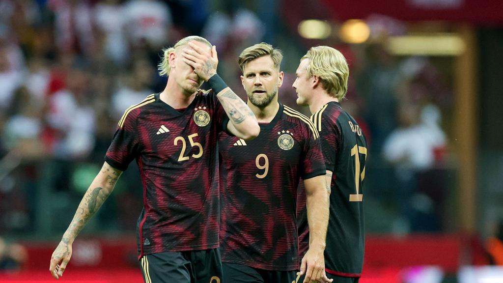 Deutschlands (l-r) Marius Wolf, Niclas Füllkrug und Julian Brandt stehen nach dem Spiel auf dem Platz Deutschlands (l-r) Marius Wolf, Niclas Füllkrug und Julian Brandt stehen nach dem Spiel auf dem Platz