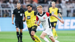 Hugo Larsson (r.) bleibt Eintracht Frankfurt treu