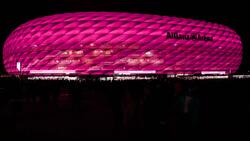 Die Heimstätte des FC Bayern leuchtet normalerweise nicht pink (Bildmontage)