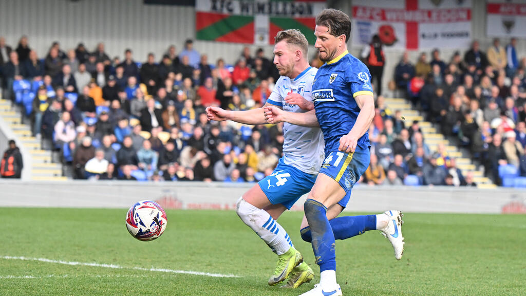 Sam Hutchinson (r.) wird im Wembley Stadion fehlen Sam Hutchinson (r.) wird im Wembley Stadion fehlen
