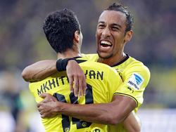 Henrikh Mkhitaryan (l.) feiert mit Pierre-Emerick Aubameyang einen Treffer