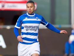 Rochdi Achenteh in actie tijdens de thuiswedstrijd van PEC Zwolle tegen FC Twente. 