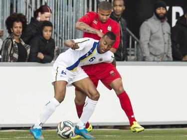 Curuçao en Suriname spelen een oefenduel in Almere. Jeremy de Nooijer (l.) schermt hier de bal af van Milano Koenders (r.). (21-05-2015)