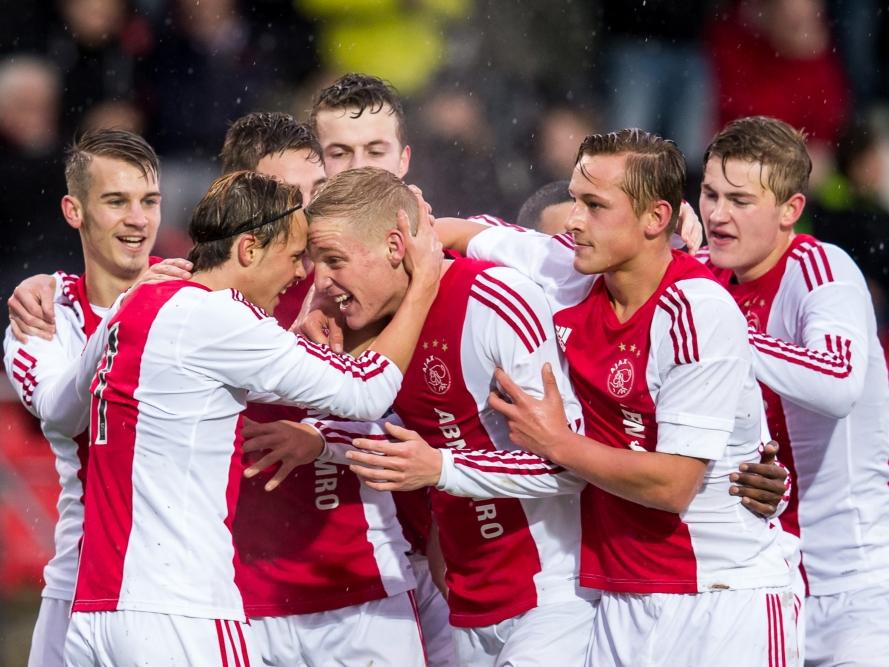 Ajax juicht nadat Vince Gino Dekker het team op een 1-0 voorsprong heeft gezet tijdens het UEFA Youth League-duel met Sevilla FC. (09-02-2016)