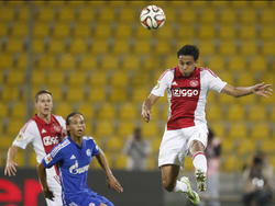 Jaïro Riedewald (r.) gaat de lucht in en heeft zodoende maar weinig last van Leroy Sané (m.) in de oefenpot Ajax - Schalke 04. (10-01-2015)