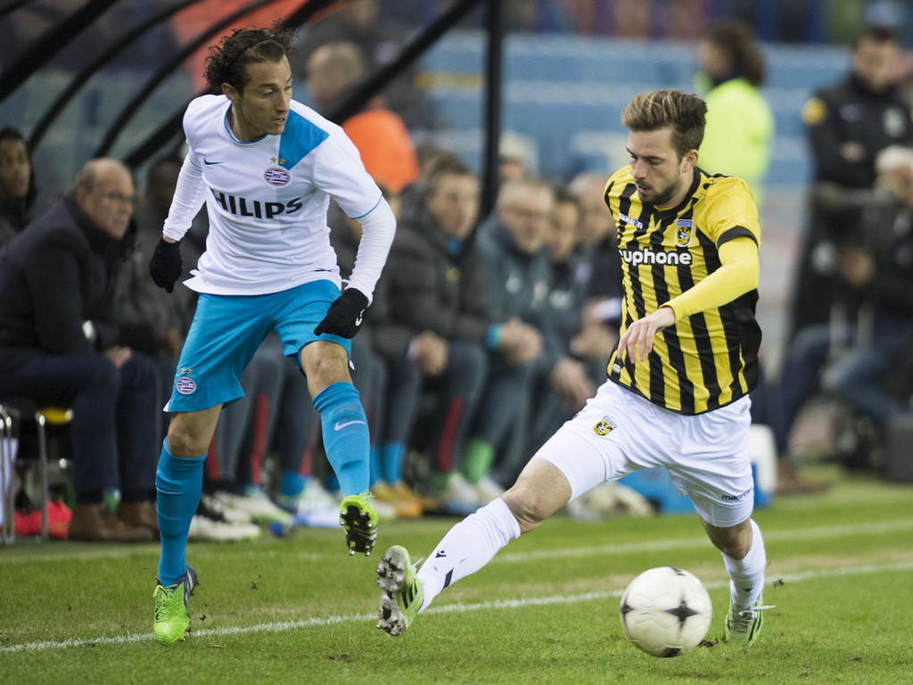 Andrés Guardado (l.) moet flink aan de bak in het duel met Davy Pröpper (r.) tijdens Vitesse - PSV Eindhoven. (17-01-2015) Andrés Guardado (l.) moet flink aan de bak in het duel met Davy Pröpper (r.) tijdens Vitesse - PSV Eindhoven. (17-01-2015)