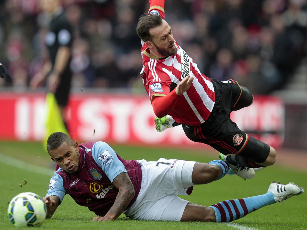 Leandro Bacuna (l.) laat Steven Fletcher vliegen tijdens de competitiewedstrijd tussen Aston Villa en Sunderland. (14-03-2015)