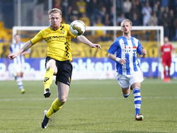 Melvin Platje neemt de bal namens VVV-Venlo aan op zijn voet, terwijl FC Eindhoven-speler Jason Bourdouxhe toekijkt (10-04-2015).