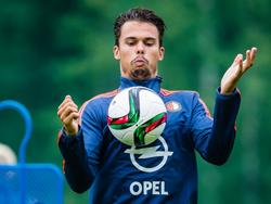 Mitchell te Vrede probeert de bal te controleren tijdens het trainingskamp van Feyenoord in Oostenrijk. (08-07-2015)