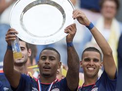 Luciano Narsingh (l.) en Adam Maher hebben de eerste prijs met PSV al binnen. De Eindhovenaren verslaan FC Groningen in de Johan Cruijff Schaal. (02-08-2015)