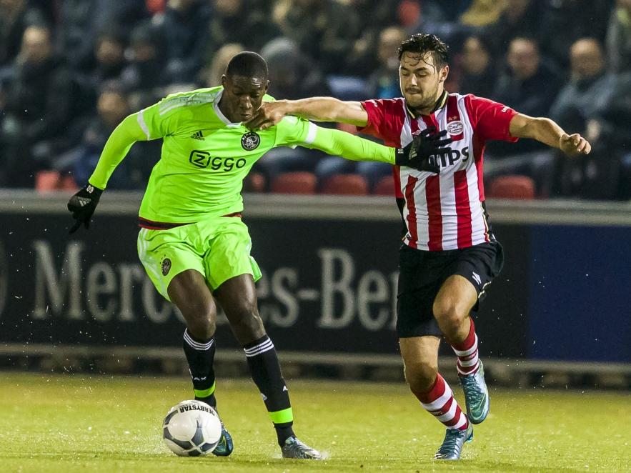 Bram van Vlerken (r.) doet alle moeite om Elton Acolatse van de bal te zetten tijdens Jong PSV - Jong Ajax. (23-11-2015)