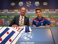 Luka Zahovič (r.) wordt door technisch manager Hans Vonk (l.) gepresenteerd als speler van sc Heerenveen (07-08-2015).