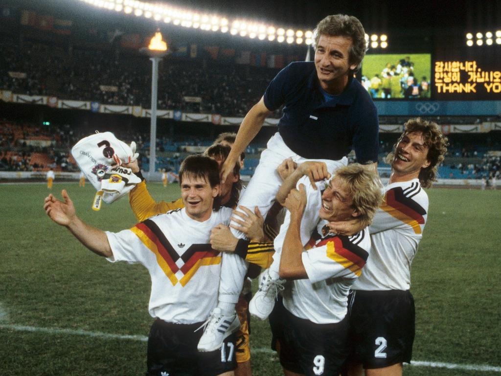 Sievers, Klinsmann und M. Schulz (v.l.n.r.) tragen Hannes Löhr auf Händen