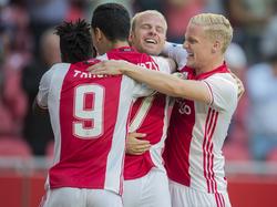 V.l.n.r: Bertrand Traoré, Anwar El Ghazi, Davy Klaassen en Donny van de Beek vieren de vroege goal van Klaassen tegen Willem II. Na minder dan een minuut als het al raak voor Ajax. (20-08-2016)