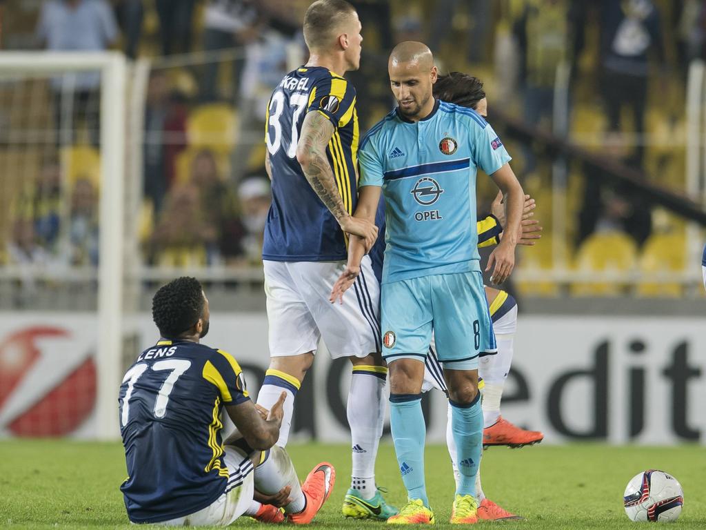 Karim El Ahmadi (r.) helpt Jeremain Lens (l.) overeind tijdens het duel tussen Fenerbahçe en Feyenoord. (29-09-2016)