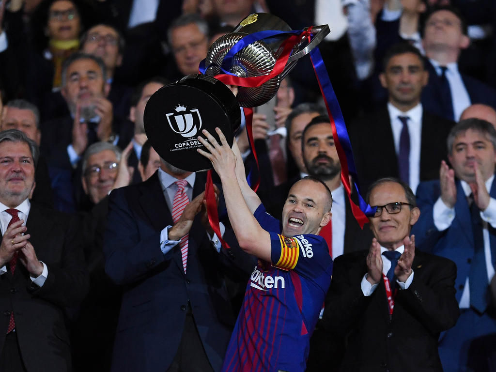 Iniesta levanta la que puede ser su última Copa del Rey con el Barça. (Foto: Getty