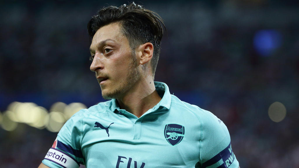 Mesut Özil führte die Gunners gegen PSG als Kapitän aufs Feld