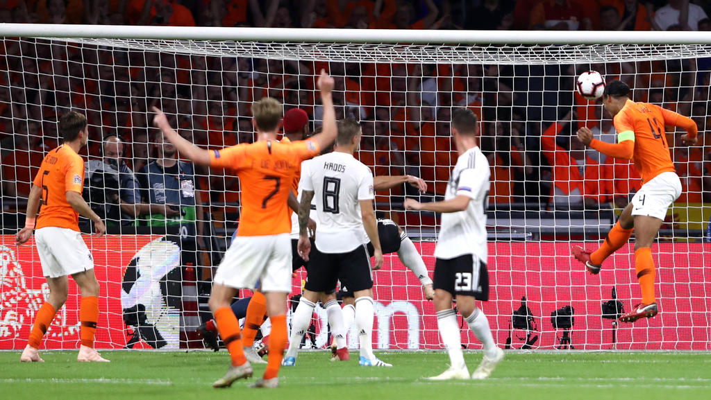 Virgil Van Dijk marcó de cabeza el primer gol holandés. (Foto: Getty)