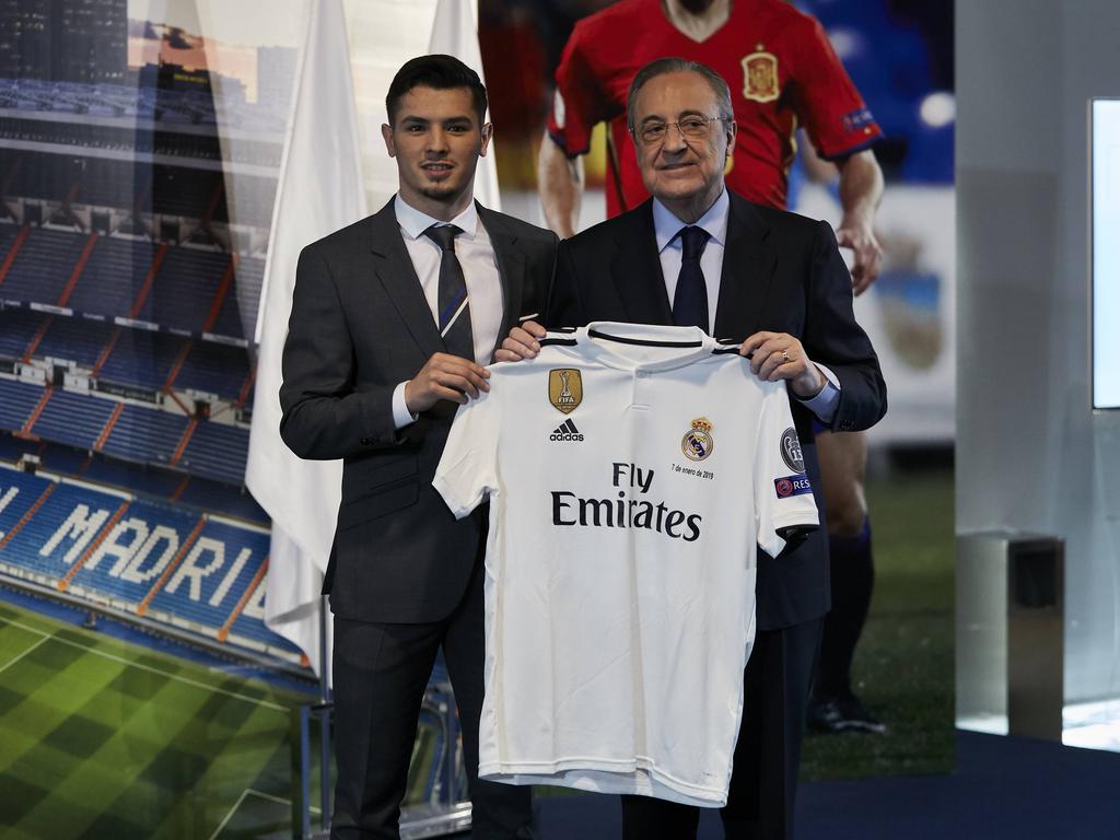Brahim Díaz posa junto a Florentino Pérez, presidente del Real Madrid. (Foto: Imago)