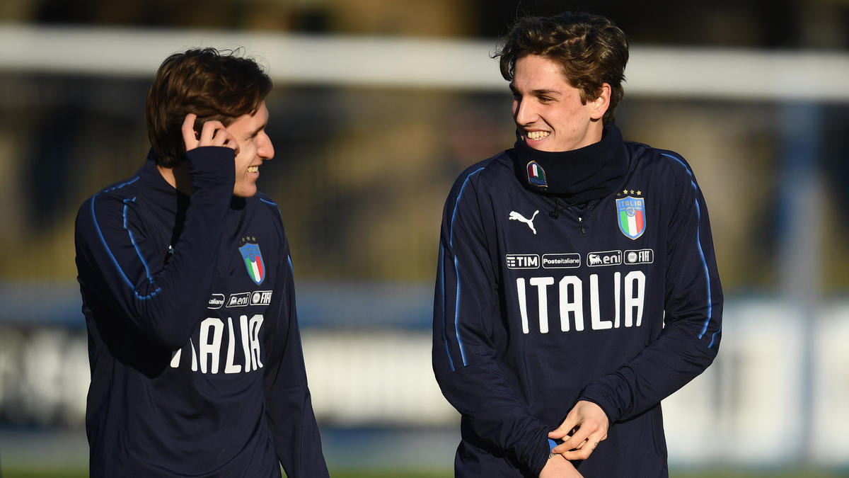 Nicolo Zaniolo (l.) und Federico Chiesa spielen gemeinsam in der italienischen Nationalmannschaft Nicolo Zaniolo (l.) und Federico Chiesa spielen gemeinsam in der italienischen Nationalmannschaft