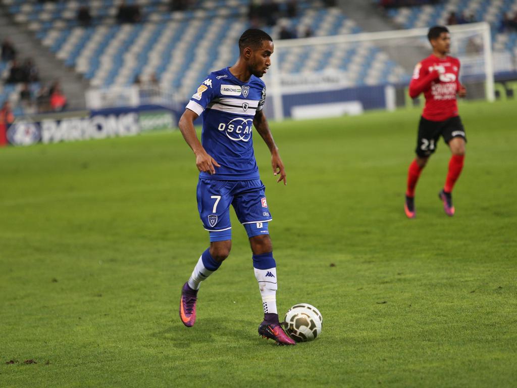 Jerson Cabral aan de bal voor Bastia tegen Guingamp in de Franse beker. (26-10-2016)