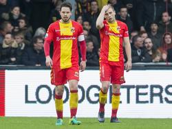 Sander Duits (l.) en Xandro Schenk (r.) verlaten teleurgesteld het veld van De Adelaarshorst na de 1-3 nederlaag van Go Ahead Eagles tegen PEC Zwolle. (19-03-2017)