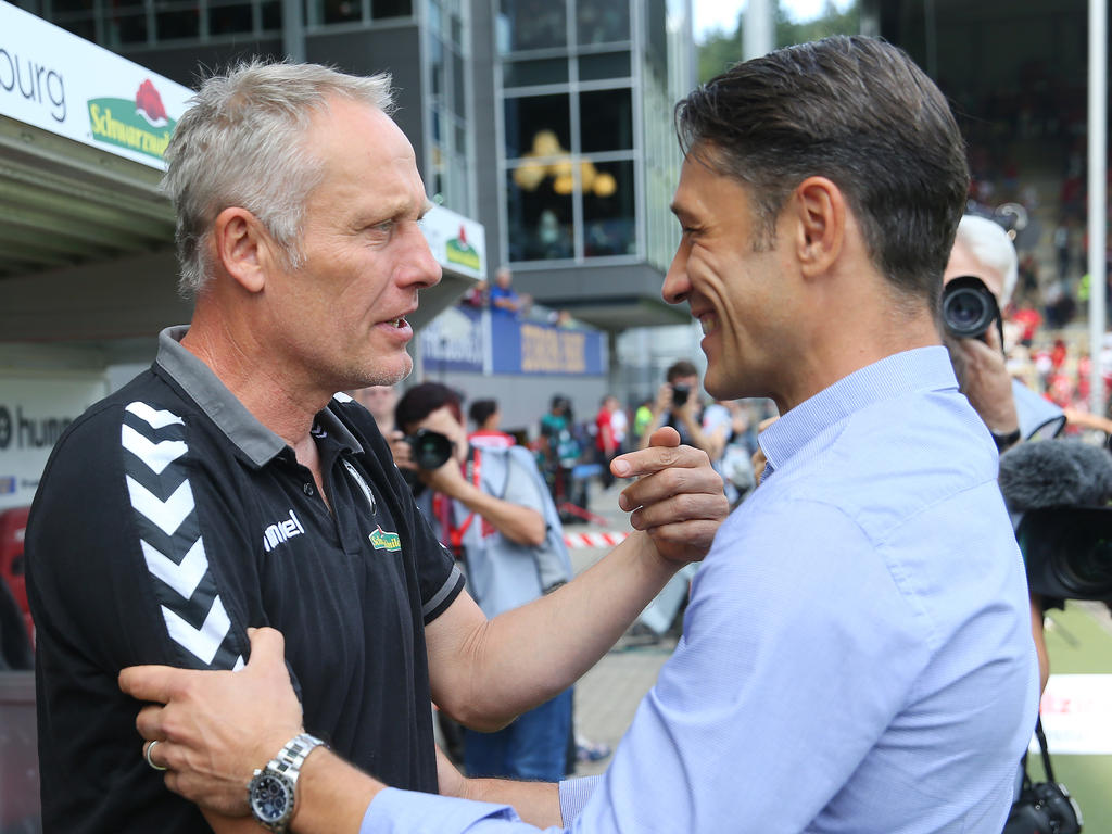 Frankfurts Cheftrainer Niko Kovac (r.) lobt seinen Kollegen Christian Streich vom SC Freiburg