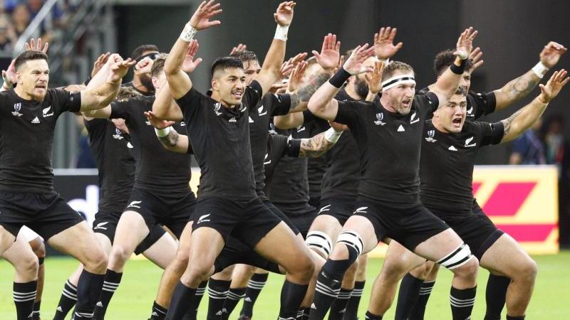 Die Spieler der All Blacks führen den Haka vor Spielbeginn auf Die Spieler der All Blacks führen den Haka vor Spielbeginn auf