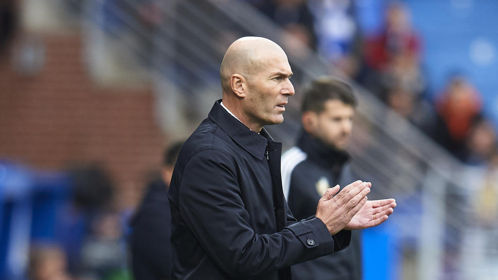 Zidane aplaude a los suyos en Mendizorroza.