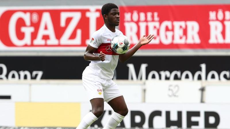 Droht wegen anhaltender Hüftprobleme für den VfB Stuttgart länger auszufallen: Clinton Mola in Aktion Droht wegen anhaltender Hüftprobleme für den VfB Stuttgart länger auszufallen: Clinton Mola in Aktion