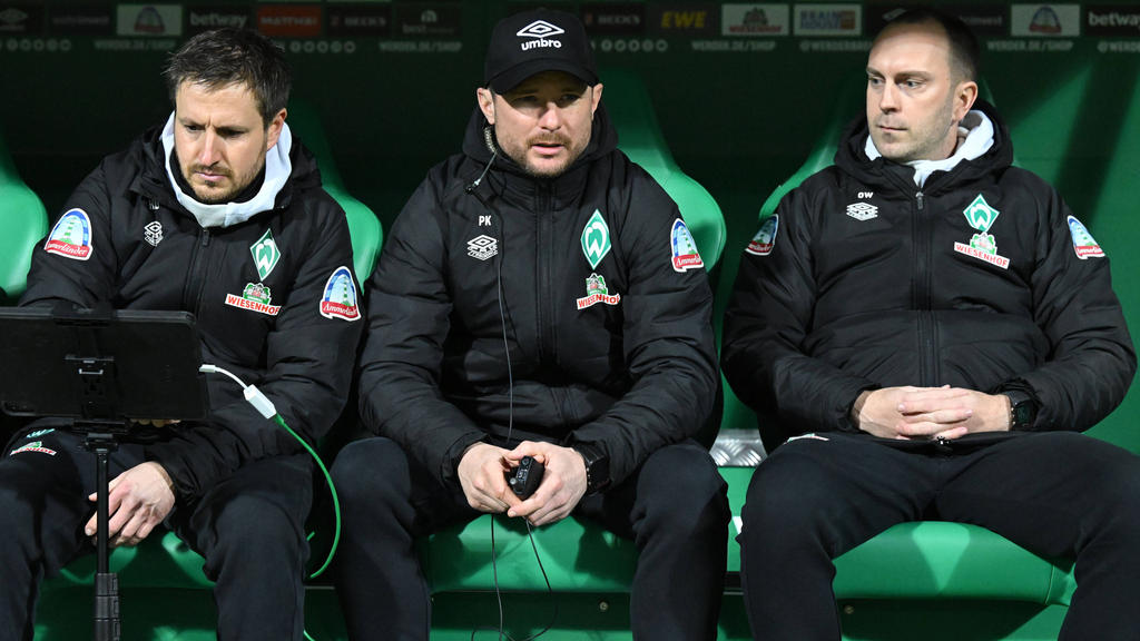 Hannes Drewes (l.) und Patrick Kohlmann (M.) sind zwei der Co-Trainer von Ole Werner bei Werder Bremen