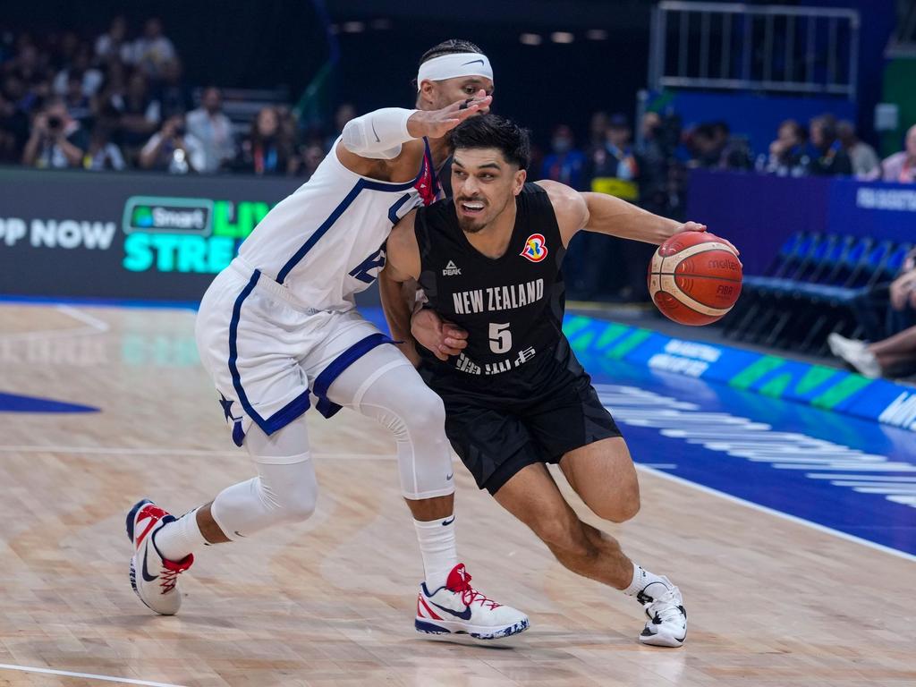Shea Ili (r.) aus Neuseeland in Aktion gegen Josh Hart aus den USA.