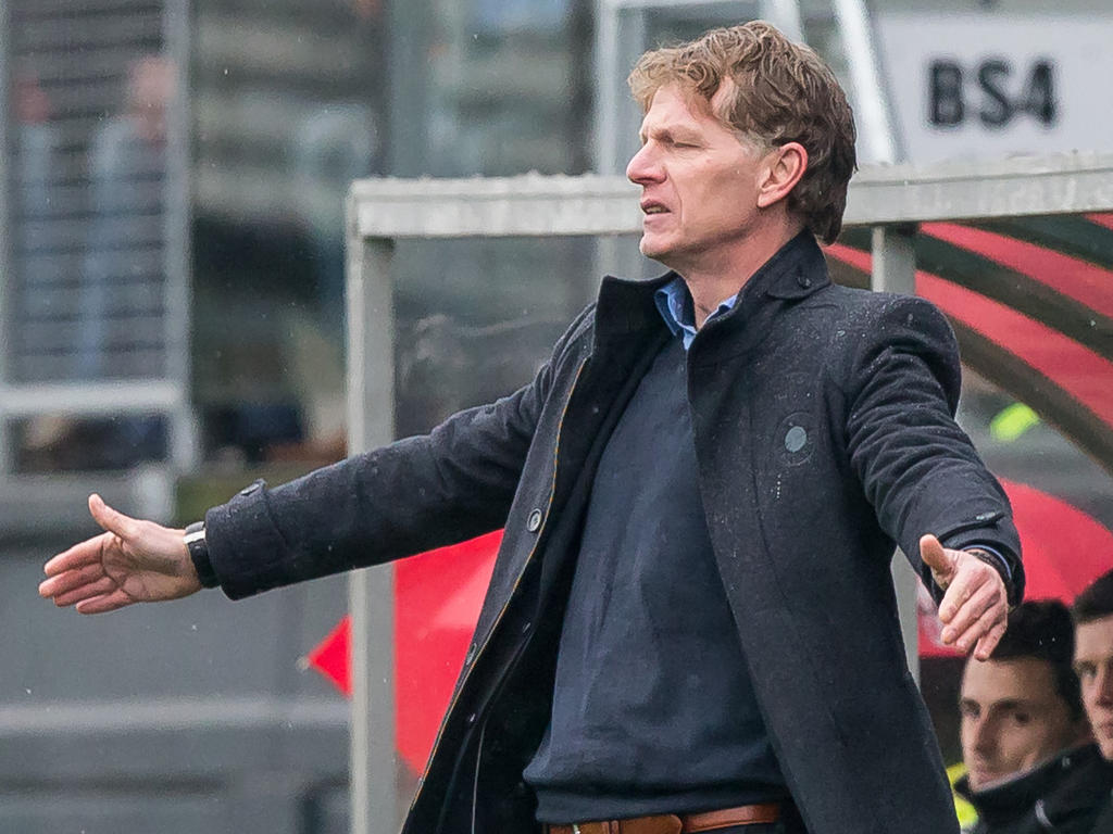 Alfons Groenendijk geeft zijn SBV Excelsior aanwijzingen tijdens het duel met ADO Den Haag. (14-02-2016)