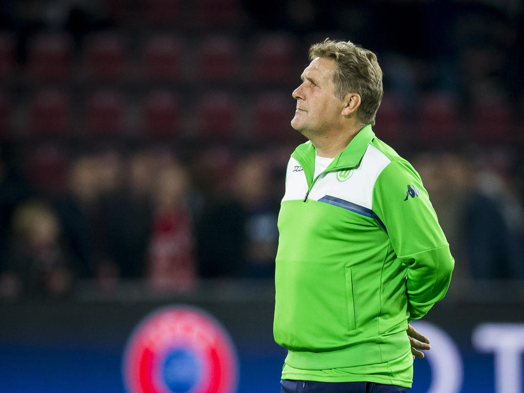 VfL Wolfsburg-assistent trainer Ton Lokhoff kijkt wat om zich heen voorafgaand aan het Champions League-duel PSV - VfL Wolfsburg (04-11-2015).