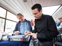 Jari Litmanen is weer eens terug in Amsterdam. De oud-speler van Ajax, een legende in de hoofdstad, is in Nederland om zijn nieuwe boek te promoten. (28-04-2016)