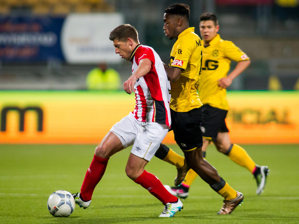 Stijn Schaars (l.) wordt tijdens de wedstrijd Roda JC - PSV onder druk gezet door Maecky Ngombo (m.). (16-04-2016) Stijn Schaars (l.) wordt tijdens de wedstrijd Roda JC - PSV onder druk gezet door Maecky Ngombo (m.). (16-04-2016)