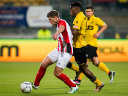 Stijn Schaars (l.) wordt tijdens de wedstrijd Roda JC - PSV onder druk gezet door Maecky Ngombo (m.). (16-04-2016)