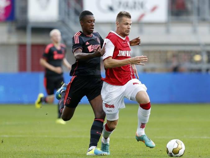 Riechedly Bazoer speelde dertien wedstrijden mee bij Jong Ajax.