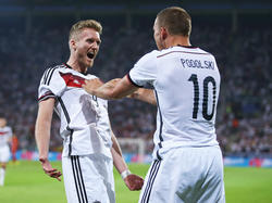André Schürrle (izq.) con Lukas Podolski